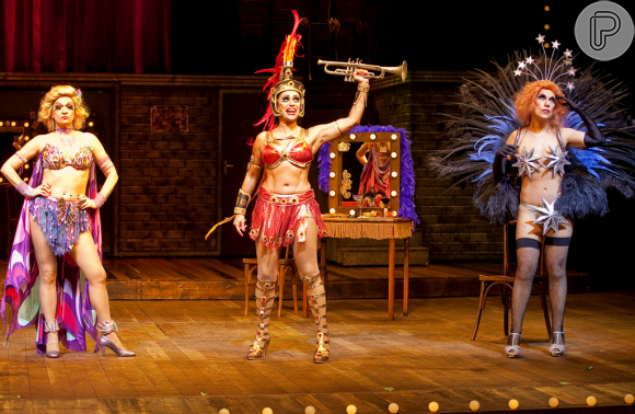 Ada exibe o corpo no palco de 'Gypsy' (à direita)