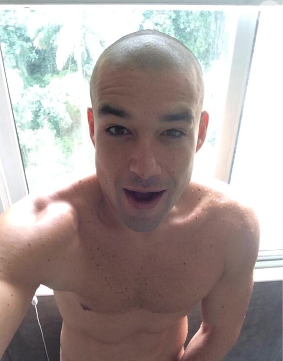 Sergio Marone ficou nu em suas redes sociais para conscientizar público sobre importância da água. 'Selfie nude, no banho, para lembrar você de fechar o chuveiro', escreveu o ator de 'Os Dez Mandamentos' nesta terça, 27 de outubro de 2015