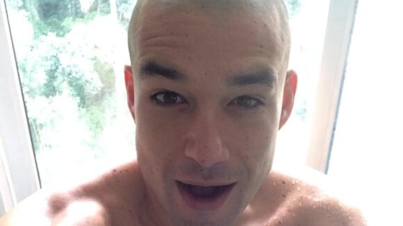 Sergio Marone, de 'Os Dez Mandamentos', faz selfie nu no banho:'Cada gota conta'