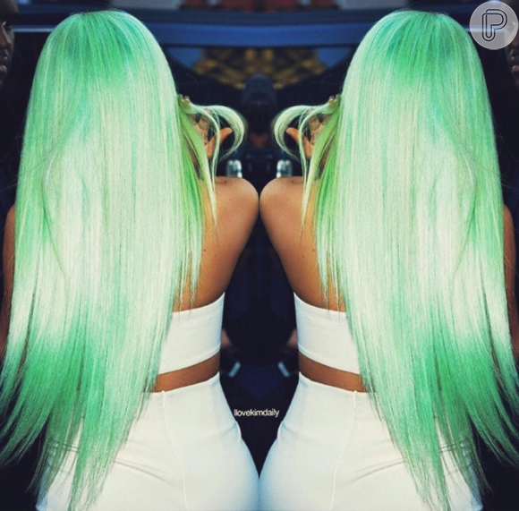 Kylie Jenner mudou radicalmente a cor dos cabelos e fez alongamento dos fios