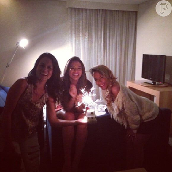Bruna Marquezine posa com a irmã de Neymar, Rafaella Beckran, e com a amiga Marcela Gomes, após ganhar um bolo surpresa, em 6 de agosto de 2013