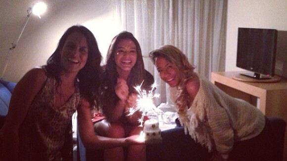 Bruna Marquezine ganha bolo surpresa da irmã de Neymar, Rafaella Beckran