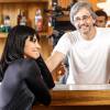 Atena (Giovanna Antonelli) se encontra 'casualmente' com Faustini (Ricardo Pereira) num bar, na novela 'A Regra do Jogo'