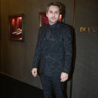 Alexandre Nero usa terno florido de R$ 30 mil da Dolce & Gabbana em evento em SP