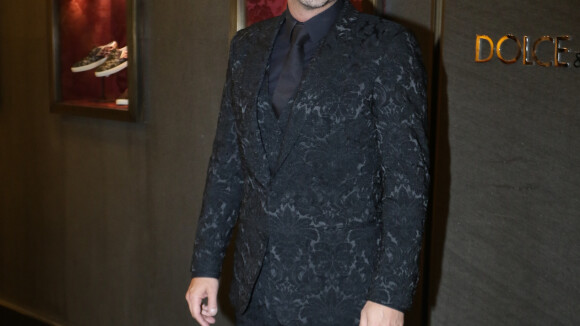 Alexandre Nero usa terno florido de R$ 30 mil da Dolce & Gabbana em evento em SP