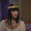 Nefertari (Camila Rodrigues) agride Karoma (Roberta Santiago) quando descobre que o filho da serviçal, Pepy (Ittalo Paixão), está vivo, na novela 'Os Dez Mandamentos', em 3 de novembro de 2015