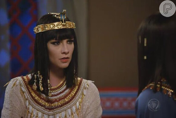 Nefertari (Camila Rodrigues) agride Karoma (Roberta Santiago) quando descobre que o filho da serviçal, Pepy (Ittalo Paixão), está vivo, na novela 'Os Dez Mandamentos', em 3 de novembro de 2015