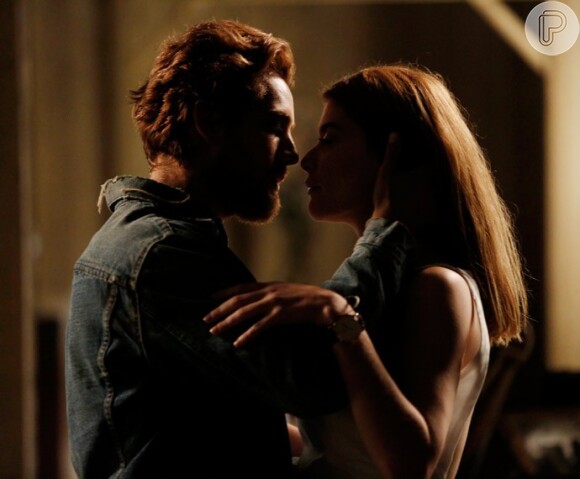 Lívia (Alinne Moraes) e Felipe (Rafael Cardoso) não resistem e se beijam, na novela 'Além do Tempo'