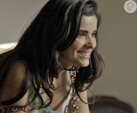 Tóia (Vanessa Giácomo) comenta com Romero (Alexandre Nero) que descobriu uma tia biológica, na novela 'A Regra do Jogo'