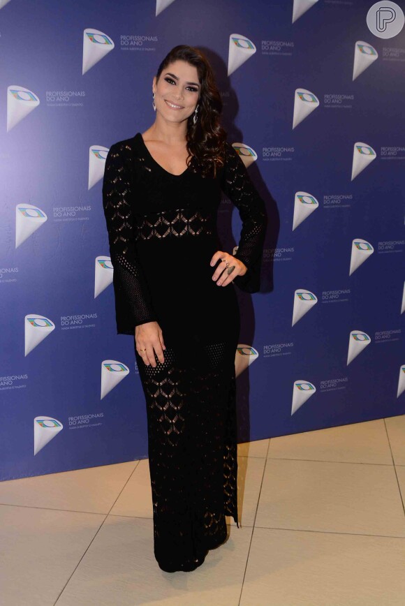 Priscila Fantin optou por vestido preto de crochê para ir ao 37º Profissionais do Ano, nesta quarta-feira, 28 de outubro de 2015