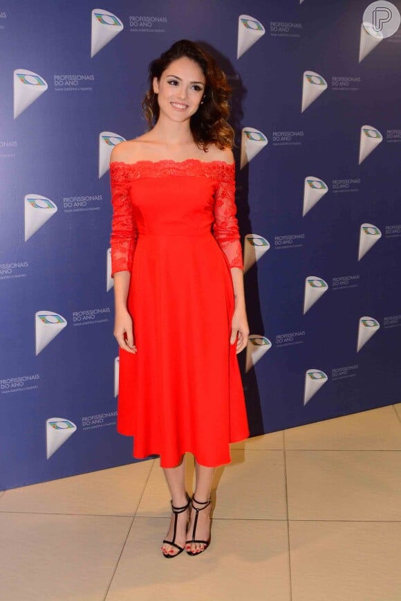 Isabelle Drummond optou por vestido vermelho em comprimento midi com detalhes em renda para prestigiar o 37º Profissionais do Ano, nesta quarta-feira, 28 de outubro de 2015
