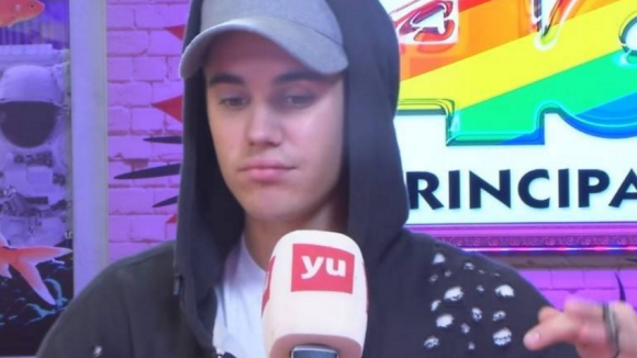 Justin Bieber abandona entrevista na metade sem dar explicações. Veja o vídeo!
