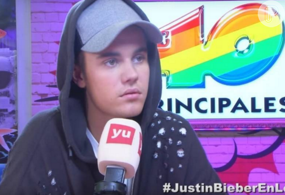 Justin Bieber teria ficado desconfortável por não entender a tradução para o inglês das perguntas