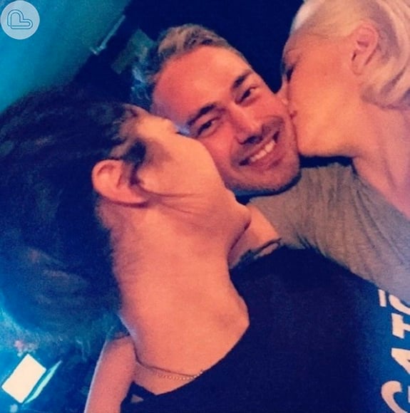 Lady Gaga estaria vivendo um triângulo amoroso com Taylor Kinney, seu noivo, e sua amiga, a atriz Monica Raymund. 'Fizeram ménage à trois', garante fonte do Radar Online nesta quinta, 29 de outubro de 2015