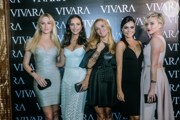 No evento da Vivara na noite de ontem, atriz apostou no mesmo modelo, mas na cor prata