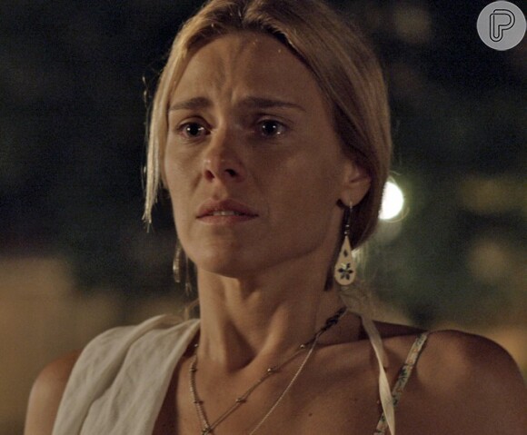 Lara (Carolina Dieckmann) consegue escapar do capanga de Orlando (Eduardo Moscovis) e telefona para Dante (Marco Pigossi) pedindo socorro, na novela 'A Regra do Jogo'
