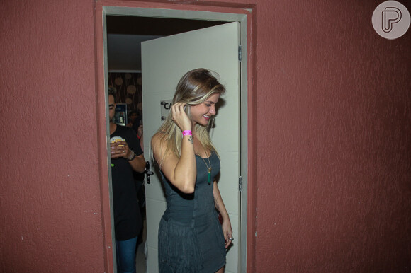 Andressa Suita foi fotografada deixando o camarim de Gusttavo Lima um pouco antes da apresentação do ex-noivo na casa noturna Vila Country
