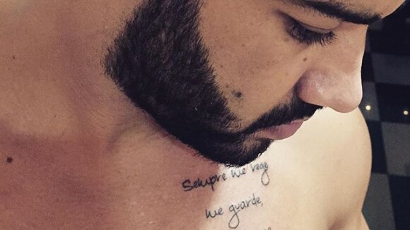 Gusttavo Lima exibe nova tatuagem, uma oração, e divide opinião dos fãs na web