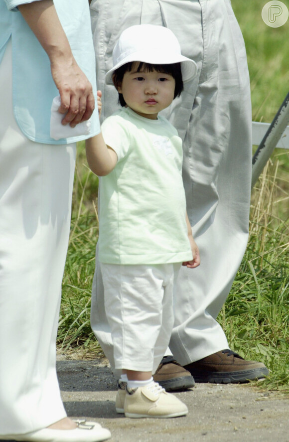 A princesa Aiko do Japão também mostrou fofura e estilo com look especial para visitar uma fazenda de gado com os pais, o príncipe Naruhito e a princesa Masako