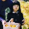 A princesa Aiko do Japão posou estilosa ao lado da mãe, a princesa Masako, enquanto colhia tangerinas em seu aniversário de 4 anos, em 2005
