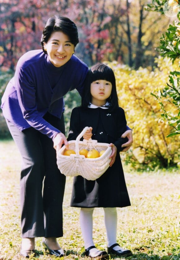 A princesa Aiko do Japão posou estilosa ao lado da mãe, a princesa Masako, enquanto colhia tangerinas em seu aniversário de 4 anos, em 2005