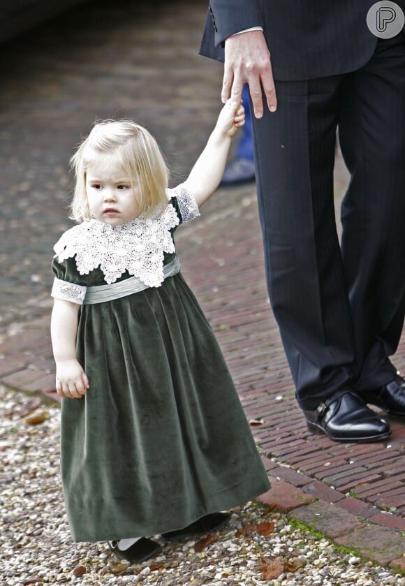 Com quase 2 anos e já com os cabelos loiros, a princesa Catarina Amália posou estilosa de vestido no batizado de sua irmã mais nova, Alexia