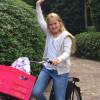 Atualmente com 11 anos, a princesa Catarina Amália, da Holanda, posou sorridente indo de bicicleta para o seu primeiro dia de aula