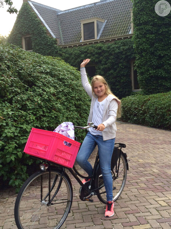 Atualmente com 11 anos, a princesa Catarina Amália, da Holanda, posou sorridente indo de bicicleta para o seu primeiro dia de aula