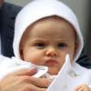 Em 2012, com apenas 4 meses, a princesa Estelle da Suécia já mostrava fofura no colo do pai, o príncipe Daniel, durante aniversário da mãe, princesa Victória