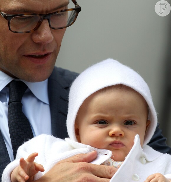 Em 2012, com apenas 4 meses, a princesa Estelle da Suécia já mostrava fofura no colo do pai, o príncipe Daniel, durante aniversário da mãe, princesa Victória