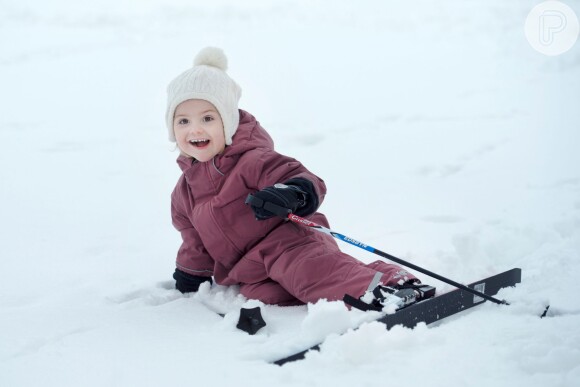 Em fevereiro de 2015, a princesa Estelle da Suécia comemorou seu aniversário de 3 anos esquiando e esbanjou estilo na neve