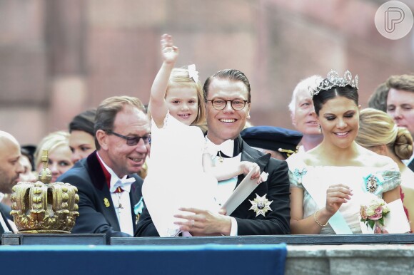 A princesa Estelle, da Suécia, roubou a cena no casamento do tio, Carl Philip, que oficializou a união com a ex-stripper Sofia Hellqvist em junho de 2015