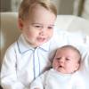 Príncipe George, de 2 anos, e a irmã, a princesa Charlotte Elizabeth Diana, de 6 meses, figuram entre as crianças mais fofas da realeza. Os herdeiros da coroa real britânica são filhos do príncipe William e da duquesa de Cambridge, Kate Middleton