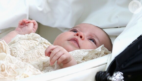 Usando a mesma roupa que seu irmão, o príncipe George, usou dois anos antes, a princesa Charlotte Elizabeth Diana foi batizada em julho de 2015