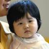 Com apenas 1 ano de idade, a princesa Aiko, do Japão, é fotografada com a mãe, a princesa Masako