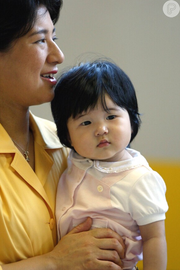 Com apenas 1 ano de idade, a princesa Aiko, do Japão, é fotografada com a mãe, a princesa Masako