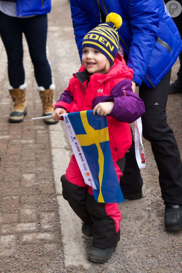 Princesa Estelle, da Suécia, de 3 anos, esbanja fofura em suas aparições ao lado dos pais, o príncipe Daniel e a princesa Victoria