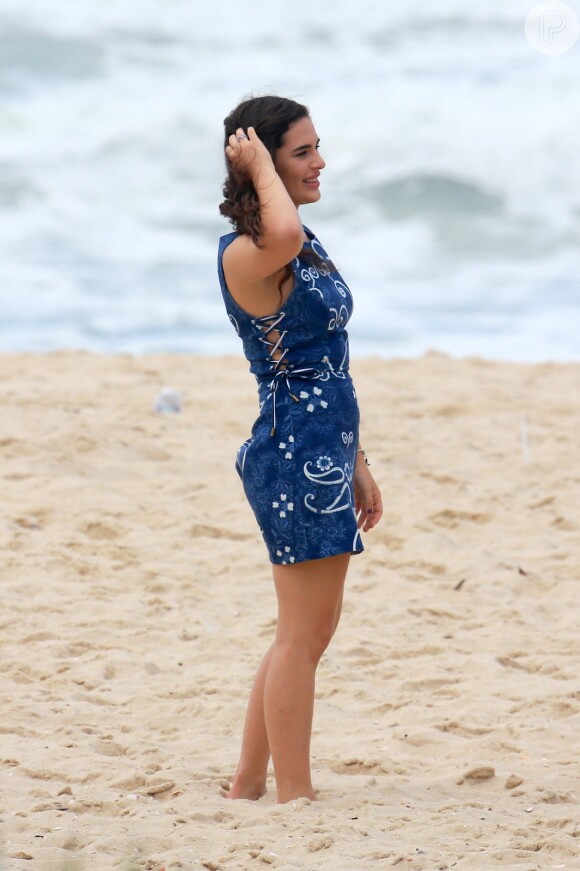 Com look de verão, Livian Aragão fez ensaio na praia, nesta sexta-feira (30)