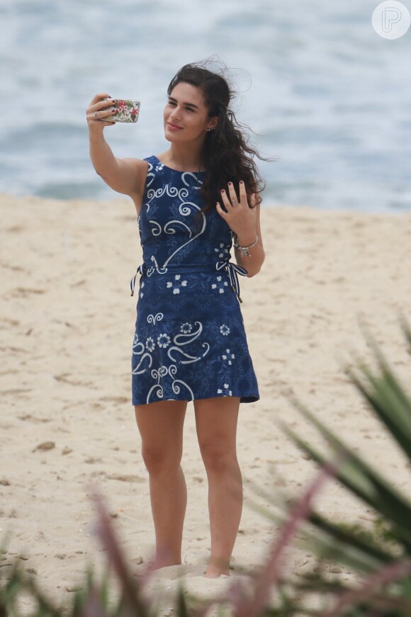 Lívian Aragão faz ensaio fotográfico no Rio de Janeiro, nesta sexta-feira (30). A atriz foi clicada na praia da Macumba