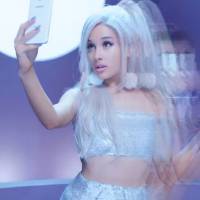 Ariana Grande surge sensual e com cabelo lilás em novo clipe 'Focus'. Assista!