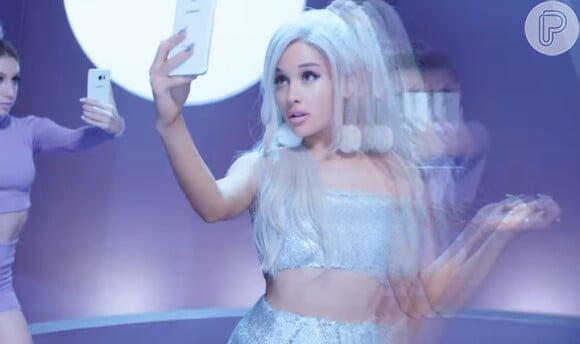Depois do show no Brasil, Ariana Grande apareceu sexy e de cabelo lilás em novo clipe, nesta sexta, 30 de outubro de 2015