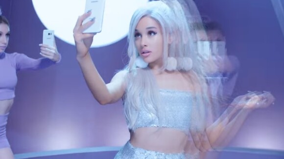 Ariana Grande surge sensual e com cabelo lilás em novo clipe 'Focus'. Assista!