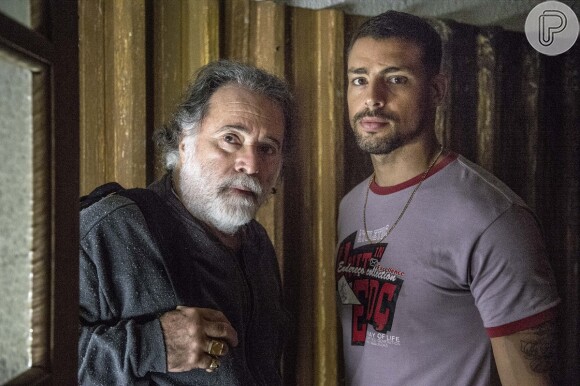 Juliano (Cauã Reymond) segue Zé Maria (Tony Ramos) e entrega facção para a polícia, na novela 'A Regra do Jogo', em 14 de novembro de 2015