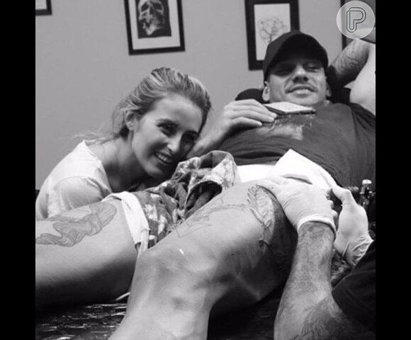 Lucas Lucco teve a companhia da maquiadora Lorena Carvalho quando foi finalizar uma tatuagem em estúdio de Curitiba, no Paraná