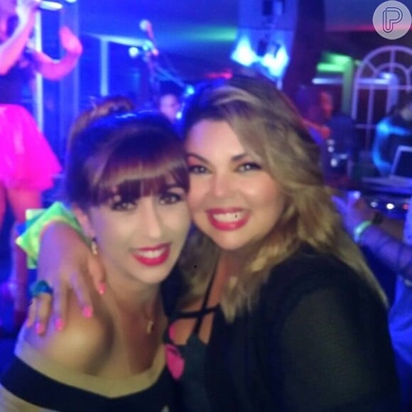 Fabiana Karla ao lado da atriz Cida Alves durante festa que comemorou seus 40 anos