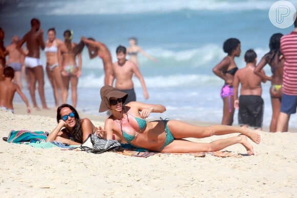 Grazi Massafera aproveitou o calor do Rio de Janeiro para ir à praia com a amiga, atriz Francisca Pinto. Com biquíni de lacinho, atriz exibiu boa forma na Zona Sul, neste sábado, 31 de outubro de 2015