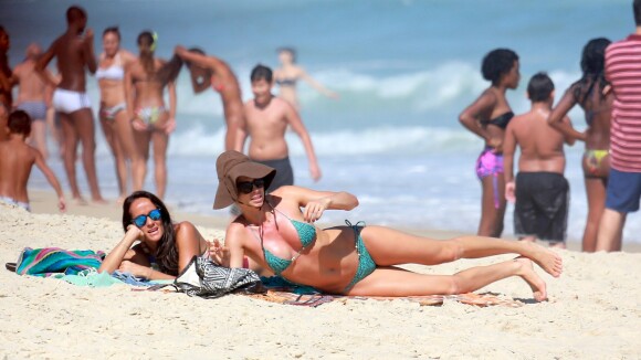 Grazi Massafera exibe boa forma com biquíni de lacinho em praia no Rio. Fotos!