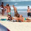 Grazi Massafera aproveitou o calor do Rio de Janeiro para ir à praia com a amiga, atriz Francisca Pinto. Com biquíni de lacinho, atriz exibiu boa forma na Zona Sul, neste sábado, 31 de outubro de 2015