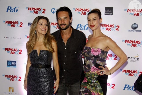 Rodrigo Santoro vai à pré-estreia do filme 'De pernas pro ar 2', no Rio, e posa entre Ingrid Guimarães e Maria Paula, em 12 de dezembro de 2012