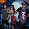 Anitta posa com Marcus Majela e David Brazil antes de se apresentar em show de Halloween